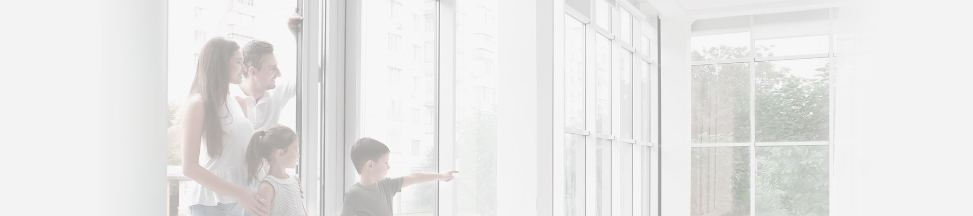 Família feliz entrando em sua nova casa